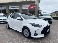 Usata Toyota Yaris Hybrid Active 92 CV (67 kW) 2023 Bianco Berlina