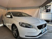 Usata Volvo V40 R-Design Momentum 119 CV (87 kW) 2017 Bianco Berlina