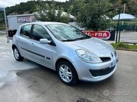 Usado Renault Clio II 2006 Gris Utilitario