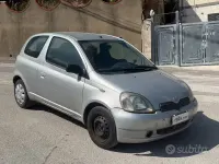 Usata Toyota Yaris Luna 87 CV (63 kW) 2003 Grigio Berlina