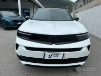 Usata Opel Mokka S 131 CV (96 kW) 2025 Arktis white tetto nero SUV