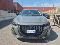 Usata Peugeot 208 Allure 101 CV (74 kW) 2025 Grigio Utilitaria