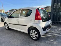 Gebraucht Peugeot 107 Access 68 PS (50 kW) 2012 Weiß Kleinwagen