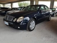 Usata Mercedes E220 150 CV (110 kW) 2005 Blu Berlina