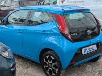 Usata Toyota Aygo 72 CV (52 kW) 2019 Celeste Utilitaria