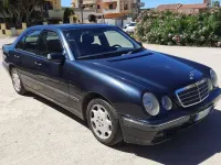 Usata Mercedes E220 Elegance 143 CV (105 kW) 2001 Blu/azzurro Berlina