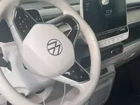 Begagnad VW ID. Buzz Pro 150 kW (204 HK) 2023 Grön Minibuss