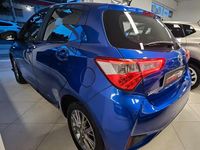 Usata Toyota Yaris Hybrid Cool 73 CV (53 kW) 2018 Blu Berlina
