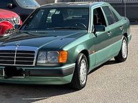 Usata Mercedes E200 122 CV (89 kW) 1991 Verde Berlina