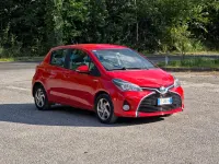 Usata Toyota Yaris Hybrid Active 73 CV (53 kW) 2016 Rosso Berlina