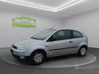 Usata Ford Fiesta Ghia 68 CV (50 kW) 2004 Grigio Utilitaria