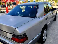 Usata Mercedes E200 122 CV (89 kW) 1991 Grigio Berlina