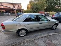Usata Mercedes 190 105 CV (77 kW) 1995 Grigio Berlina