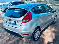 Usata Ford Fiesta 82 CV (60 kW) 2010 Argento Berlina