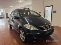Usado Mercedes A180 Avantgarde 109 CV (80 kW) 2004 Azul Berlina