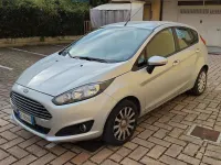 Usata Ford Fiesta 92 CV (67 kW) 2013 Argento Berlina