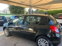Begagnad Renault Clio II Dynamique 72 HK (52 kW) 2010 Svart Sedan