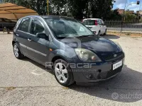 Usata Ford Fiesta 68 CV (50 kW) 2006 Grigio Utilitaria
