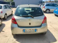Usata Toyota Yaris 69 CV (50 kW) 2006 Grigio Berlina