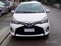 Usata Toyota Yaris Hybrid Cool 73 CV (53 kW) 2016 Bianco Berlina