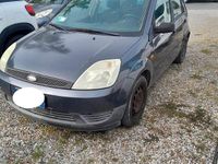 Usata Ford Fiesta Zetec 68 CV (50 kW) 2004 Grigio Utilitaria