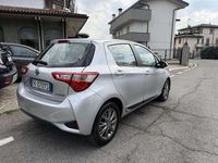 Usata Toyota Yaris Hybrid Active 73 CV (53 kW) 2017 Grigio Berlina