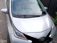 Usado Toyota Aygo X-pure 69 HP (50 kW) 2016 Prateado Citadino