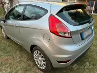 Usata Ford Fiesta 75 CV (55 kW) 2015 Grigio Utilitaria