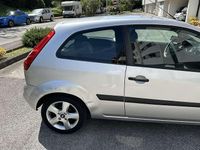 Usata Ford Fiesta Ghia 68 CV (50 kW) 2007 Grigio Utilitaria