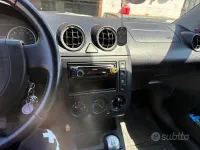 Usata Ford Fiesta 90 CV (66 kW) 2005 Nero Utilitaria