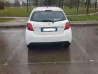 Usata Toyota Yaris Cool 90 CV (66 kW) 2015 Bianco Utilitaria