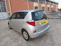 Usata Toyota Verso-S 99 CV (72 kW) 2011 Grigio Monovolume