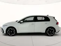 Nuova VW Golf VIII R-line Plus 150 CV (110 kW) 2026 Pure white Berlina