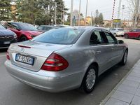 Usata Mercedes E240 Avantgarde 177 CV (130 kW) 2003 Grigio Berlina