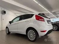 Usata Ford Fiesta 96 CV (70 kW) 2010 Bianco Berlina