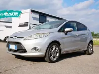 Usado Ford Fiesta 97 HP (71 kW) 2009 Cinzento Sedan