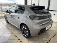 Usata Peugeot 208 Allure 102 CV (75 kW) 2025 Grigio Utilitaria