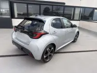 Nuova Toyota Yaris Hybrid Lounge 92 CV (67 kW) 2025 Argento Berlina