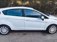 Usata Ford Fiesta 75 CV (55 kW) 2015 Bianco Utilitaria