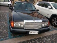 Usado Mercedes E200 1993 Negro Berlina