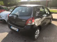 Usata Toyota Yaris 69 CV (50 kW) 2010 Grigio Utilitaria
