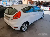 Usata Ford Fiesta 82 CV (60 kW) 2009 Bianco Berlina