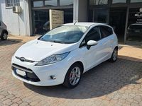 Usata Ford Fiesta Titanium 71 CV (52 kW) 2012 Bianco Utilitaria