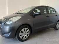 Usata Toyota Yaris Luxury 69 CV (50 kW) 2009 Grigio Utilitaria