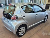 Usata Toyota Aygo Sol 68 CV (50 kW) 2010 Grigio Utilitaria