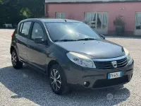 Usata Dacia Sandero Lauréate 72 CV (52 kW) 2009 Grigio Berlina