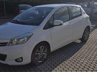 Usata Toyota Yaris Lounge 90 CV (66 kW) 2014 Bianco Berlina
