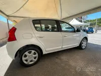 Usata Dacia Sandero Lauréate 72 CV (52 kW) 2010 Bianco Berlina