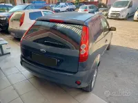 Usata Ford Fiesta Ghia 75 CV (55 kW) 2008 Grigio Utilitaria