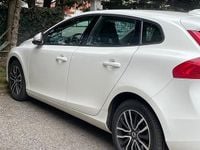 Usata Volvo V40 122 CV (89 kW) 2018 Bianco Berlina
